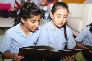 Charjah-Festival-Enfant-niñas Lecture pour enfants à Charjah