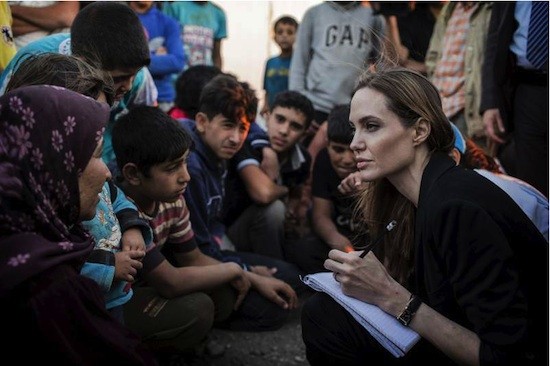 Angelina-Jolie.Jabler-Jordania-Siria_ACNUR-OLaban-Mattei Angelina Jolie con refugiados sirios en Jordania