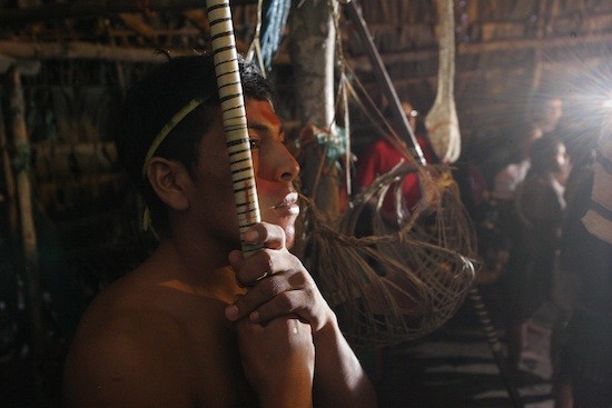 joven-huaorani-Amazonia-ecuador-EduardoValenzuela-IPS Pueblos amazónicos indefensos en Ecuador