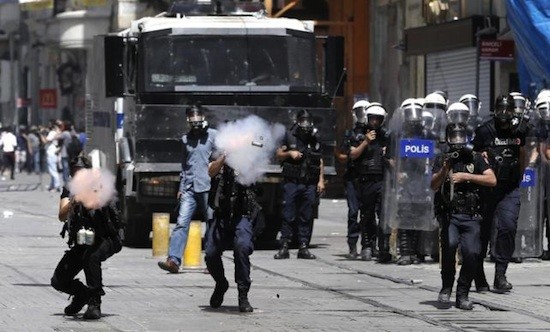 turquia-revuetas-policia-ankara Neoliberalismo turco amenaza la paz