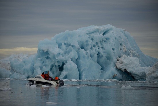 Greenpeace-casquete-polar-artico-lancha-hielo Alejandro Sanz en el casquete polar en el Ártico