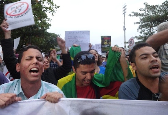 Jovenes-protestas-Brasil_FabianaFrayssinet-IPS Reformas en Brasil en la trampa partidaria