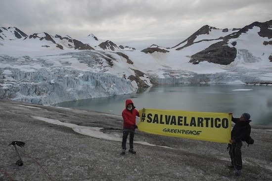 alejandro-sanz-pancarta-artico Alejandro Sanz con Greenpeace en el Apusiaajik