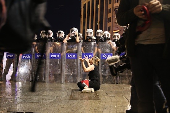 mujer-barrera-policial-Gezi_ArzuGeybulla-IPS RSF: creciente dificultad de cubrir las manifestaciones