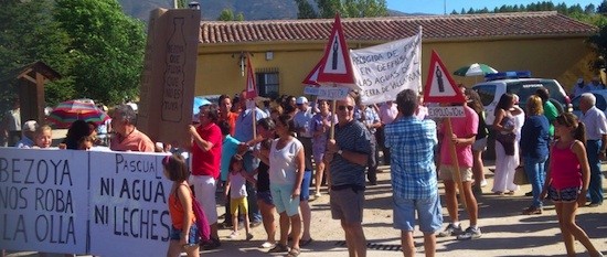 Leche-Pascual-agua-vecinos-protestas Movilización en Ávila contra Leche Pascual