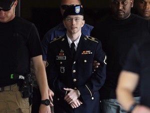 Manning-conducido-a-juicio Seguir salvando al soldado Manning