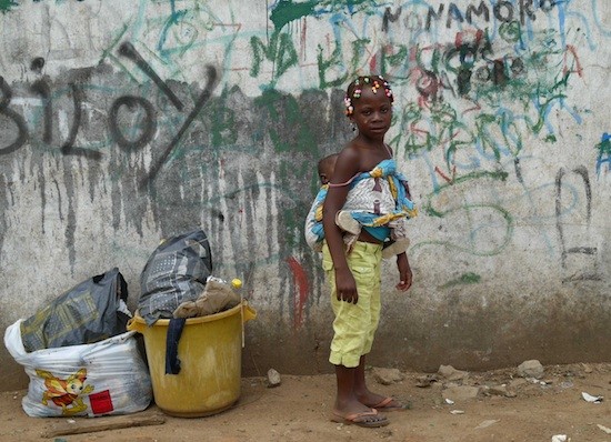 Niña-cargando-bebe-Luanda-Angola-LouiseRedvers-IPS Disminuye número de países menos adelantados