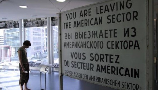 Checkpoint-Charlie-museo-Berlin_SUPERSTOCK-SIPA Chekpoint Charlie: un cartel de un millón de dólares