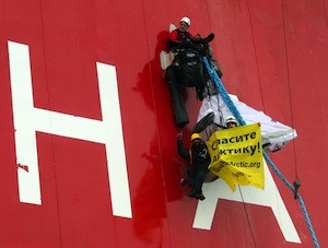 Greenpeace-Prirazlomnaya-SinyakovD Guardacostas rusos atacan el Arctic Sunrise de Greenpeace