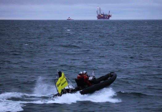 Greenpeace-Prirazlomnaya-zodiac-PodgormyI Guardacostas rusos atacan el Arctic Sunrise de Greenpeace