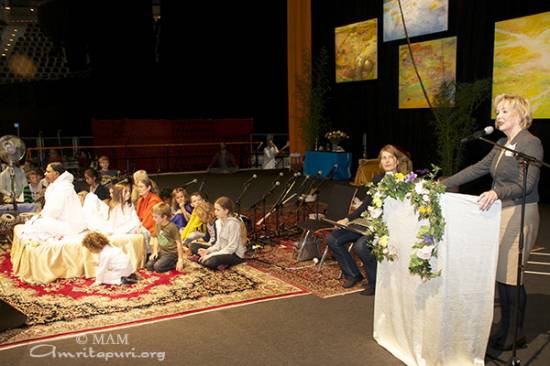 13berlin-1 Mata Amritanandamayi (Amma) en Granollers (Barcelona)