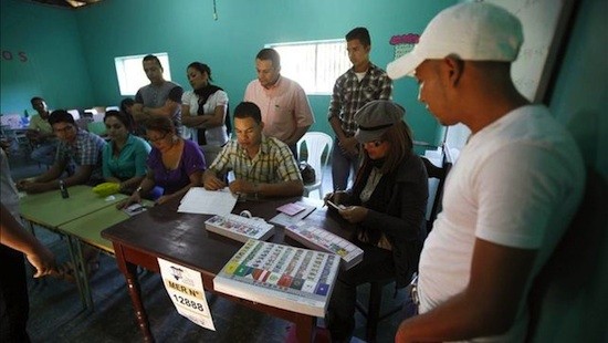 Honduras-mesa-electoral Honduras: del golpe de estado al golpe en las urnas