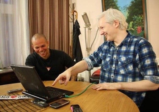 Rene-Perez-Julian-Assange-calle-13 Julian Assange graba Multi-viral con Calle 13