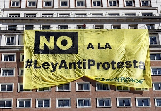 greenpeace-no-ley-antiprotesta-pancarta Amplio rechazo a la ley antiprotesta en España