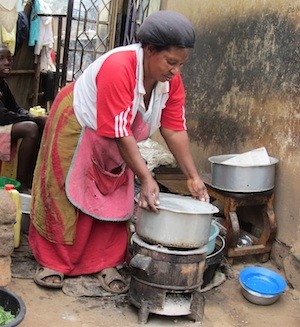 mujer-Uganda-cocina-mejorada-WambiMichaelIPS Países pobres al rescate del Mecanismo de Desarrollo Limpio