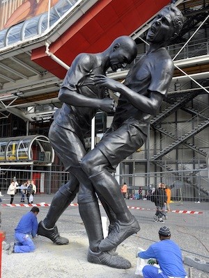 zidane-cabezazo-estatua Zidane no encuentra acomodo