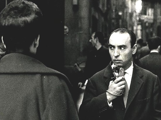 Ignasi Marroyo. Retrato de Joan Colom fotografiando en el Barrio Chino, 1961. Donación del autor. Museu Nacional d’Art de Catalunya, Barcelona © Joan Colom