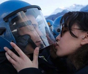 Nina-de-Chiffre-beso-casco-policia Besar el casco de un agente puede ser acoso