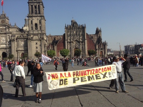 Pancarta-pemex Apertura petrolera de México requiere más y mejor regulación