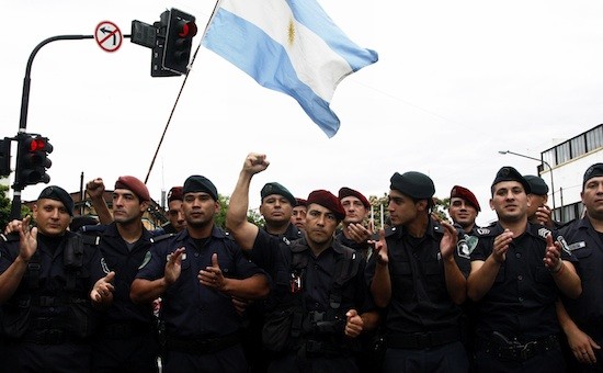 Policias-La-Plata-Argentina_MatíasAdhemar-IPS Rebelión policial sacude la democracia argentina