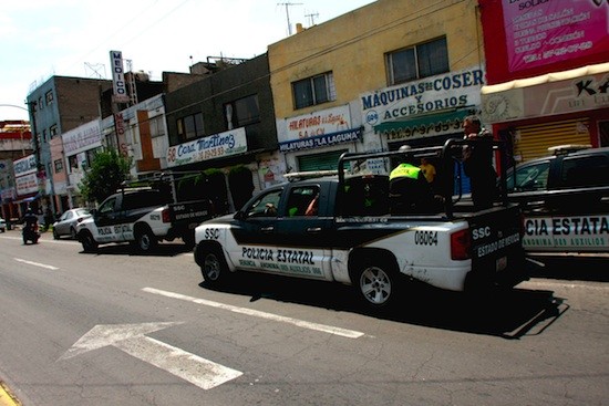 Patrulla-policia-Neza Grupos armados controlan la prensa en los suburbios de México DF