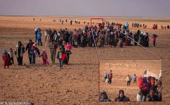 Acnur-niño-perdido-desierto Retrato de niño perdido con guerra civil de fondo