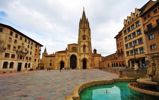 Catedral_de_San_Salvador-Oviedo Asturias y Castilla y León: a religión en crisis, catedrales de pago