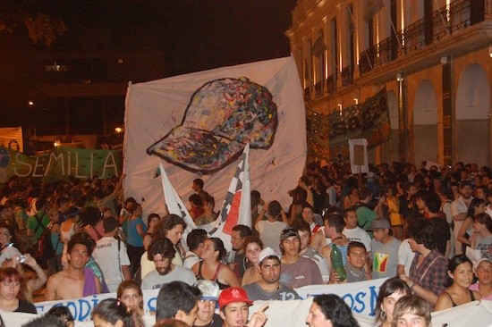 Argentina-marcha-gorra-2012 Argentina: al calabozo por ser joven, pobre y llevar gorra