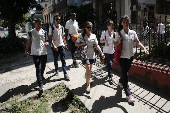 Cuba-alumnos-Sanidad_JorgeLuisBaños-IPS Cuba comienza a desatar nudos salariales por la sanidad