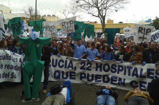 Pascual-hospitales-trabajadores Andalucía prorroga los conciertos sanitarios con Pascual para evitar despidos