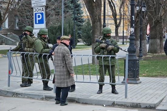 Simferopol-Crimea-soldados-rusos_AlexeyYakushechkin-IPS Crimea arriesga convertirse en un conflicto congelado