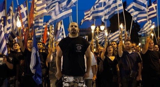 Grecia-policia-amanecer-dorado-STR-AFP-GettyImages Grecia debe frenar el reiterado maltrato a los migrantes ilegales
