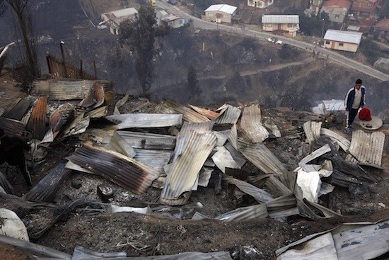 cerro-La-Cruz-Valparaiso-PabloUnzueta-IPS Incendio en Valparaíso deja cenizas de miseria y abandono