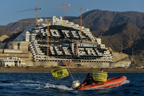 Greenpeace-Algarrobico-hotel-ilegal El Algarrobico: un punto negro en el Mediterráneo