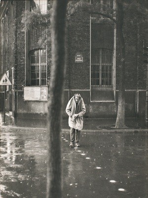 Cartier-Bresson-hombre-charco Mapfre ofrece la más completa exposición de fotografías de Cartier-Bresson