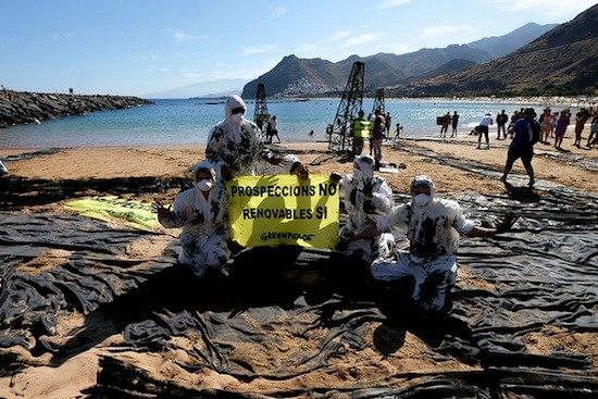 Greenpeace-Teresitas-Canarias-20140628 Greenpeace simula un vertido de petróleo en la playa de las Teresitas