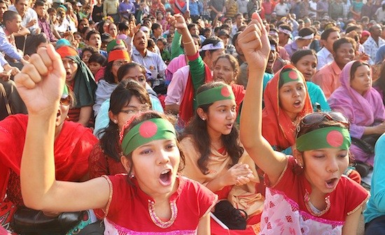 Mujeres-Bangladesh-protesta-KHazra-IPS Tras la descolonización, la despatriarcalización