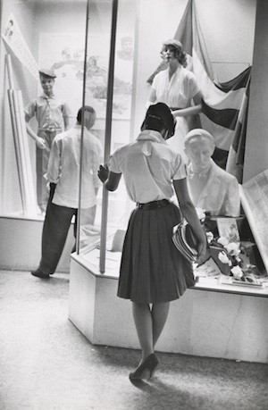cartier-bresson-escaparate Mapfre ofrece la más completa exposición de fotografías de Cartier-Bresson