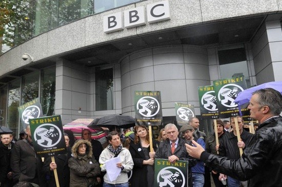 BBC-huelga-piquete-2013 Periodistas de la BBC convocan una huelga por sus condiciones salariales