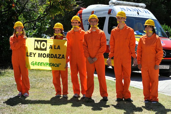 Greenpeace-activistas-amordazados-Moncloa RSF: creciente dificultad de cubrir las manifestaciones