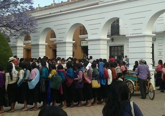 fermg33_-san-cristobal-chiapas-mujeres-plaza Madres indígenas en situación de calle: retrato de la miseria