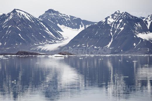 greenpeace-artico-costa-Kongsfjorden Greenpeace lleva a Bardem, Ammann y Longoria al Ártico