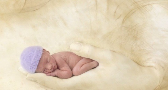 Anne-Geddes-bebe-prematuro Anne Geddes muestra un bebé prematuro en el Día Mundial de la Prematuridad