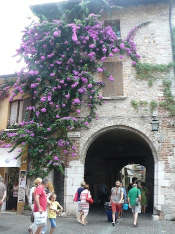 Italia-Sirmione-puerta_ABianco Sirmione: el Paraíso y Catulo