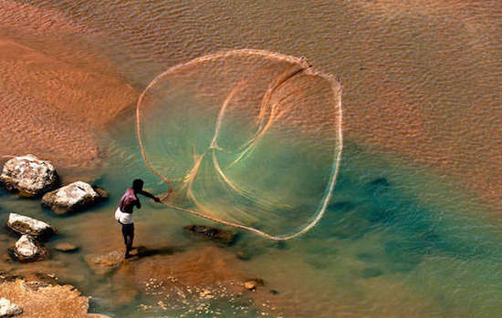 Survival-calendario-2015-pescador-santhal-Bengala-FOT-PPratim Survival ofrece las 12 imágenes tribales más bellas