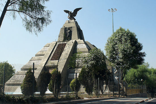 12O-Mexico-monumento-raza-DF El 12 de octubre 522 años después