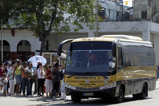 Cuba-microbus-cooperativa Cuba: sociedad civil se abre camino entre las reformas