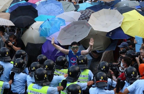 Hong-Kong-paraguas-policias RSF: creciente dificultad de cubrir las manifestaciones