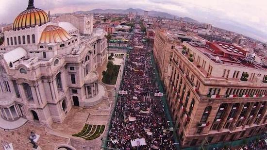 Mexico-DF-manif-por-estudiantes-normalistas-asesinados Mexicanos torturados, quemados y en fosas comunes, con complicidad policial