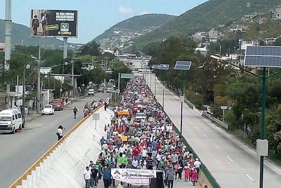 Mexico-Normalistas-AutopistaSOL-Acapulco El caso de estudiantes mexicanos desaparecidos indigna al mundo